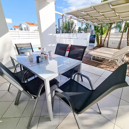 With Private Pool And Bbq וילה לרנקה