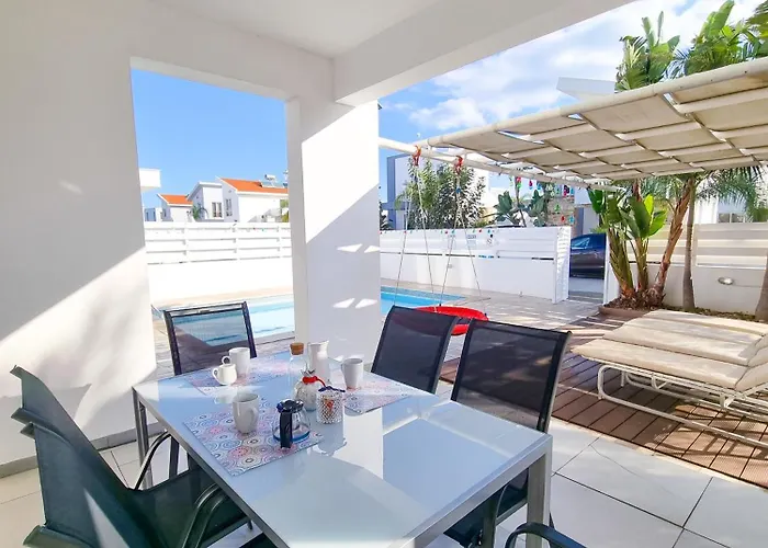 Villa With Private Pool And Bbq Larnaca